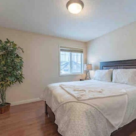 Вилла 2500 Sq House In Springbank Hill Bl 261818 Калгари Экстерьер фото