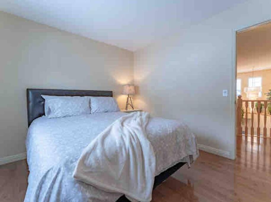 Вилла 2500 Sq House In Springbank Hill Bl 261818 Калгари Экстерьер фото