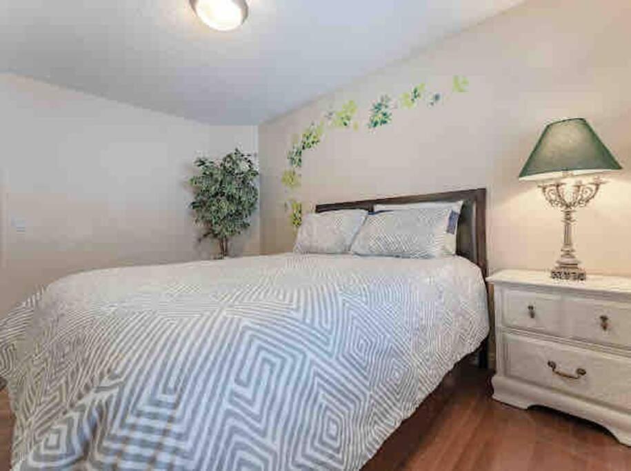 Вилла 2500 Sq House In Springbank Hill Bl 261818 Калгари Экстерьер фото