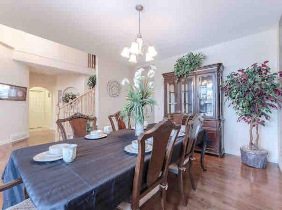 Вилла 2500 Sq House In Springbank Hill Bl 261818 Калгари Экстерьер фото